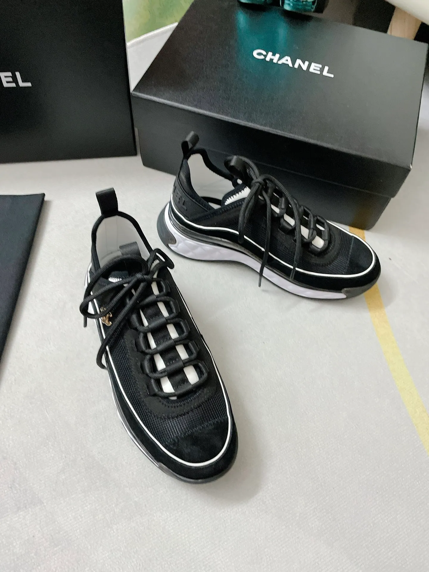 👟👟Ex-factory price 480👟👟 Size: 35-45 in stock, welcome to see the board for tasting details. Chanel Chanel Couple Style Xiaoxiang Casual Sports Shoes Dad Shoes Couple Style Counter original version 1:1, each color is accurately matched and internally marked. Black and gold logo. Fabric: Silk cowhide/Imported sheep tendon Outsole: T👟👟Ex-factory price U outsole/Transparent crystal bottom Comes with flip-top magnet box, complete package